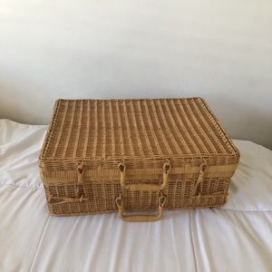 Wicker basket (picnic/storage)